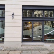 Glasdekorfolie und Folienbuchstaben im Folienschnitt